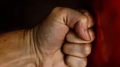 На полицейского с палкой напал житель ВКО , фото - Новости Zakon.kz от 01.11.2023 06:37