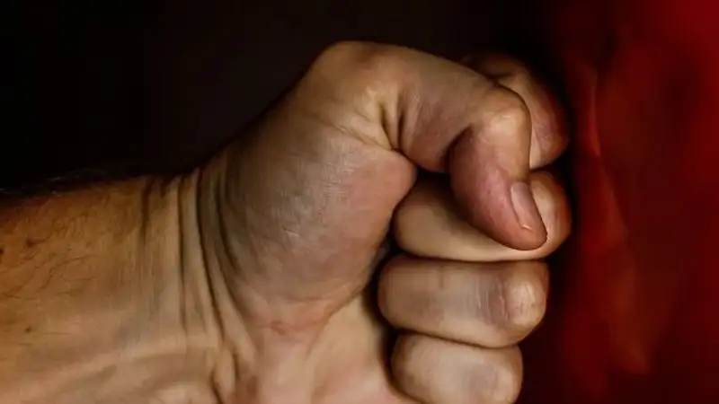 На полицейского с палкой напал житель ВКО