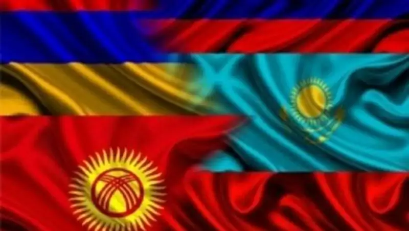 Кыргызстан хочет получить поддержку со стороны Казахстана при вступлении в ТС – Оторбаев