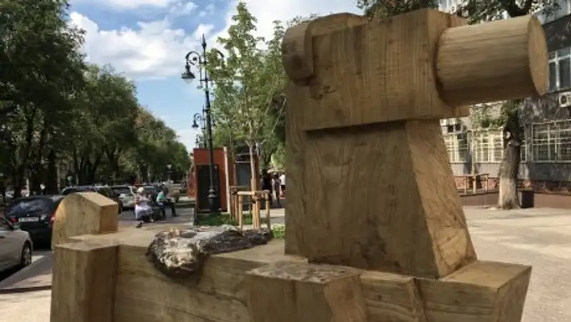 C арт-объекта в Алматы пропало бронзовое седло