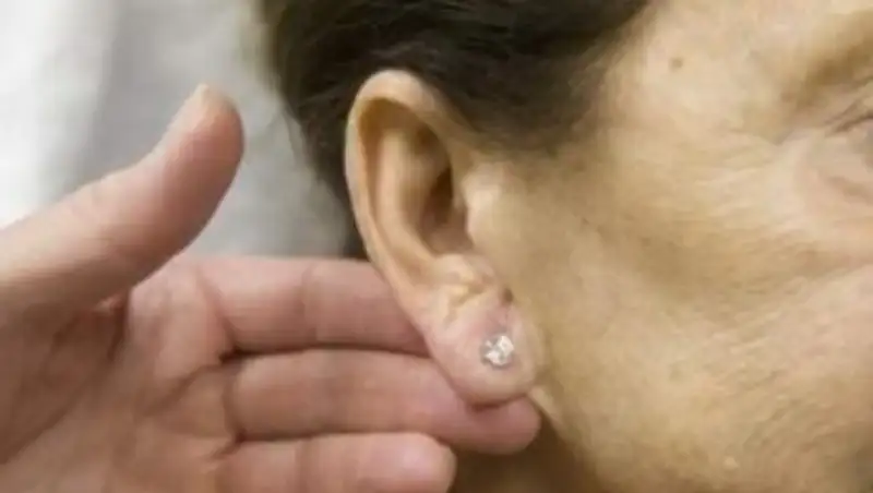 Ақтөбеде алаяқ келіншек «құлағыңызда құмырсқа жүр» деп бейтаныс қарияның алтын сырғасын шешіп алған