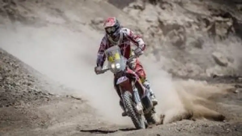 Чемпион "Дакара" мотогонщик сошел с гонки из-за перелома ноги