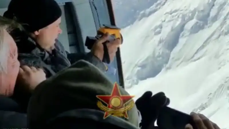 Вылет военного вертолета для спасения альпинистов отложен на сутки