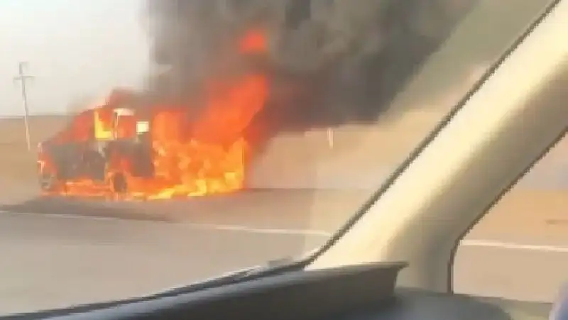 Toyota Land Cruiser сгорел на трассе в Павлодарской области