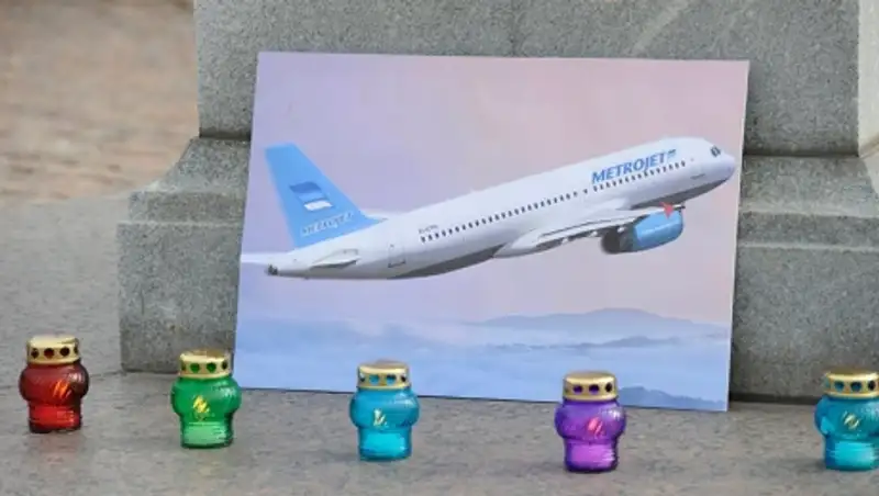 Люди по всему миру скорбят по жертвам крушения A321: Фоторепортаж