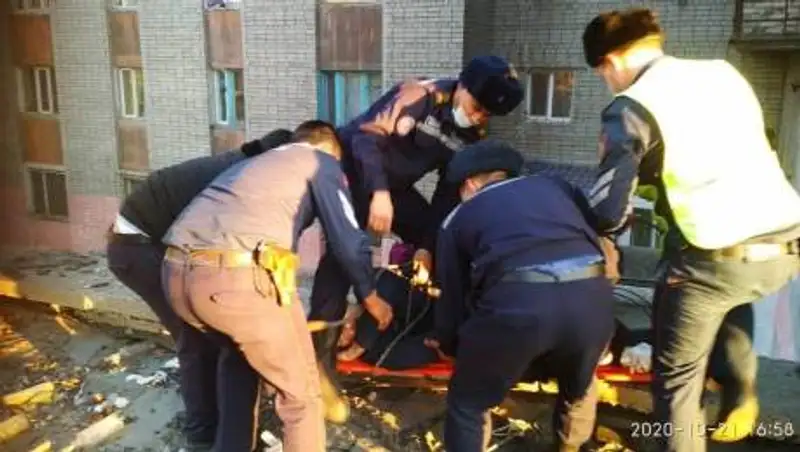 Нетрезвый гость выпал из окна 7 этажа в Семее