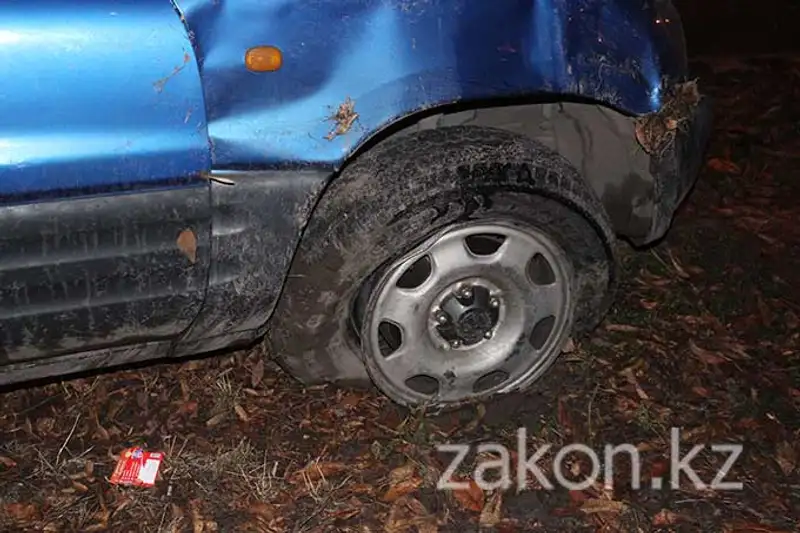 Тойота очутилась на разделительной аллее после неудачно совершенного маневра Тойота очутилась на разделительной аллее после неудачно совершенного маневра, фото - Новости Zakon.kz от 13.12.2013 16:23