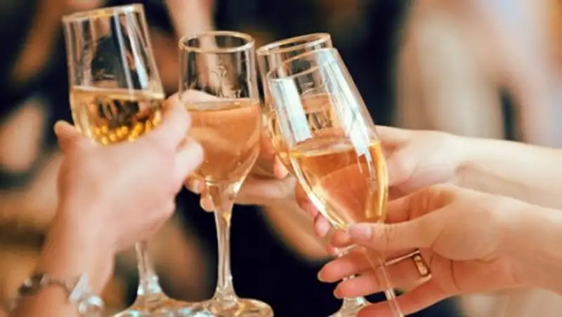 Ни одного снимка без алкоголя: чиновники СКО отличились непристойными фото в соцсетях