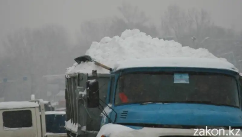 Коммунальщики: Ситуация со снегом в Алматы под контролем
