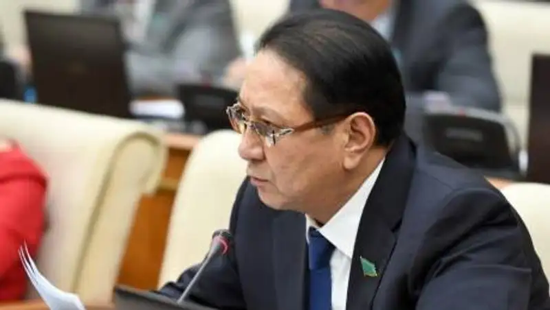 Казахстанцы не могут снять пенсионные на лечение – депутат требует наказать чиновников