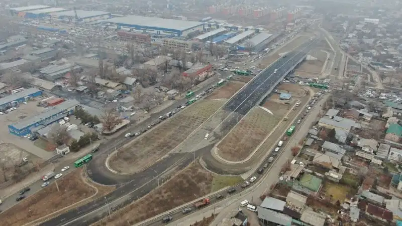 В Алматы меняют движение на одной из развязок города