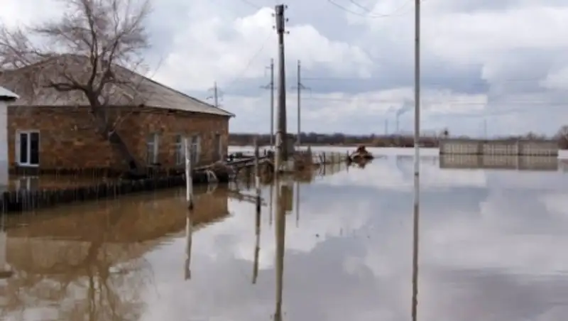 В Карагандинской области пострадавшим от паводка судьям вручили ключи от новых домов