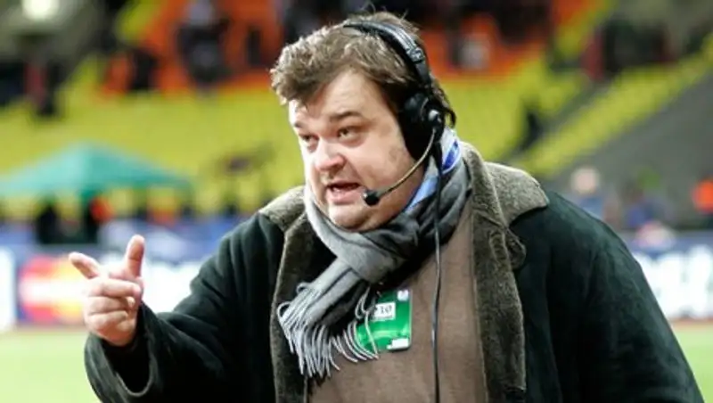 Российский комментатор в прямом эфире свалился со стула