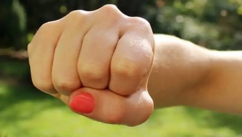 Бабушка напала на трех мальчишек в Нур-Султане, за то, что те обидели ее внука