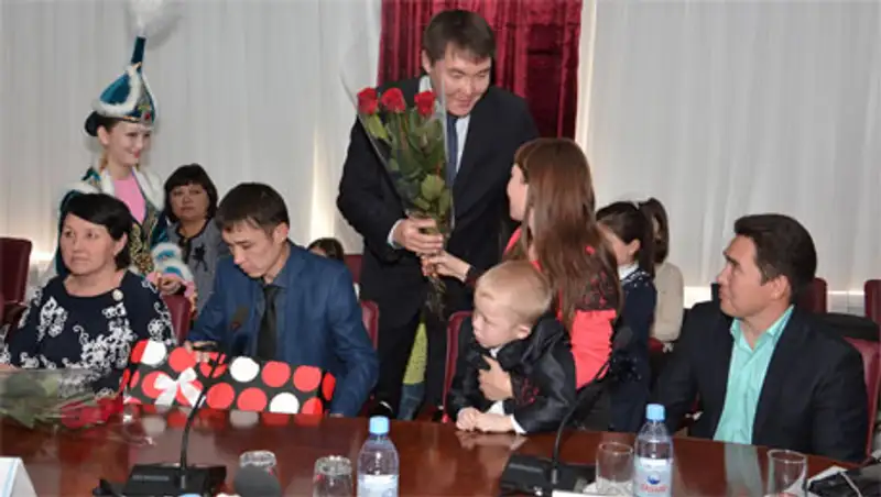 Н.Нуркенов в преддверии Дня семьи встретился с образцовыми семьями  Акмолинской области