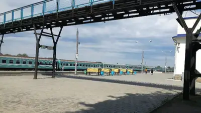 Пассажирский поезд насмерть сбил мужчину , фото - Новости Zakon.kz от 05.10.2022 17:20