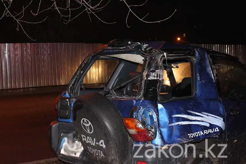 Тойота очутилась на разделительной аллее после неудачно совершенного маневра Тойота очутилась на разделительной аллее после неудачно совершенного маневра, фото - Новости Zakon.kz от 13.12.2013 16:23