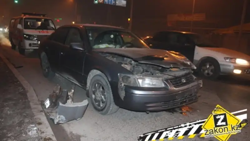 Разворот "не вовремя" привел к серьезной аварии в Алматы