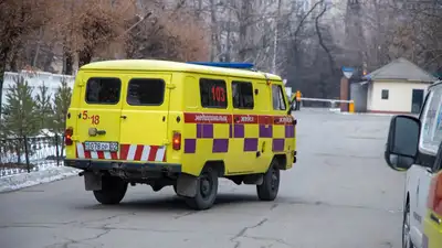 Машина скорой помощи застряла в грязи на окраине Кокшетау, фото - Новости Zakon.kz от 12.09.2023 20:09