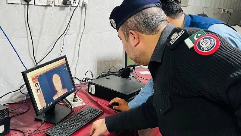 Жительница Пакистана вбила себе в голову гвоздь, чтобы родить мальчика