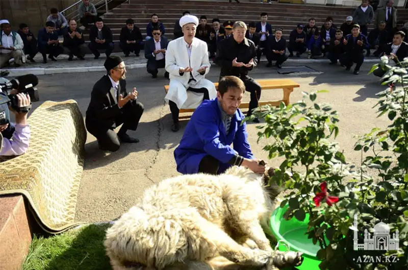 Курбан айт в Центральной мечети г. Алматы отпраздновало более 20 тысяч человек, фото - Новости Zakon.kz от 16.10.2013 22:40