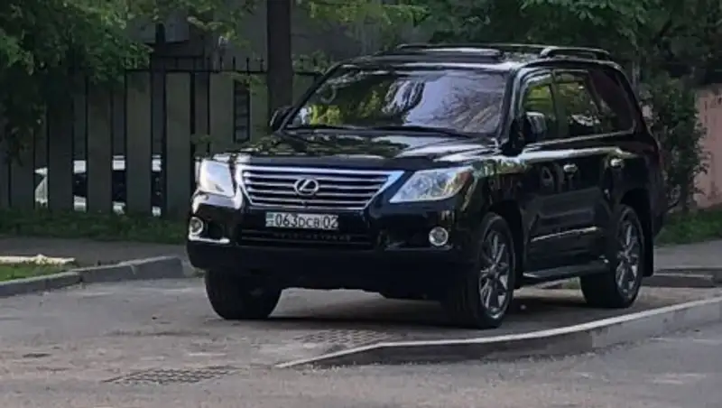 В Алматы оштрафованы водители двух внедорожников, припарковавшие их как попало