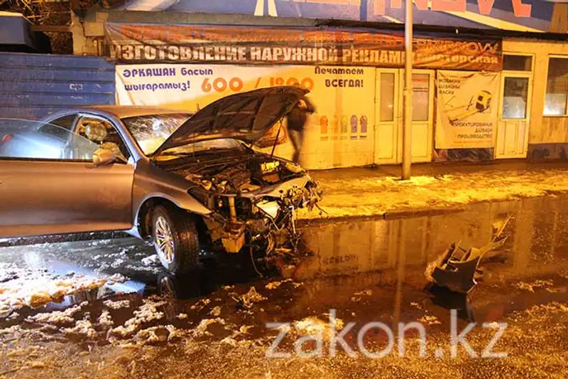 В Алматы Тойота «без водителя» врезалась в бетонное ограждение (фото) В Алматы Тойота «без водителя» врезалась в бетонное ограждение (фото), фото - Новости Zakon.kz от 21.11.2013 15:56