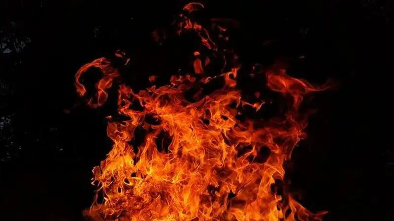 В Астане крупный пожар разгорелся за рынком "Шарын"