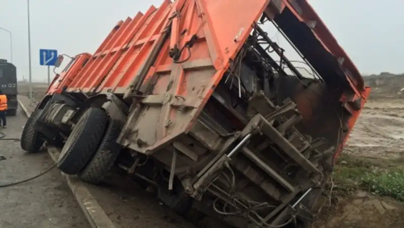 В Алматы КамАЗ-мусоровоз опрокинулся на бок в арыке