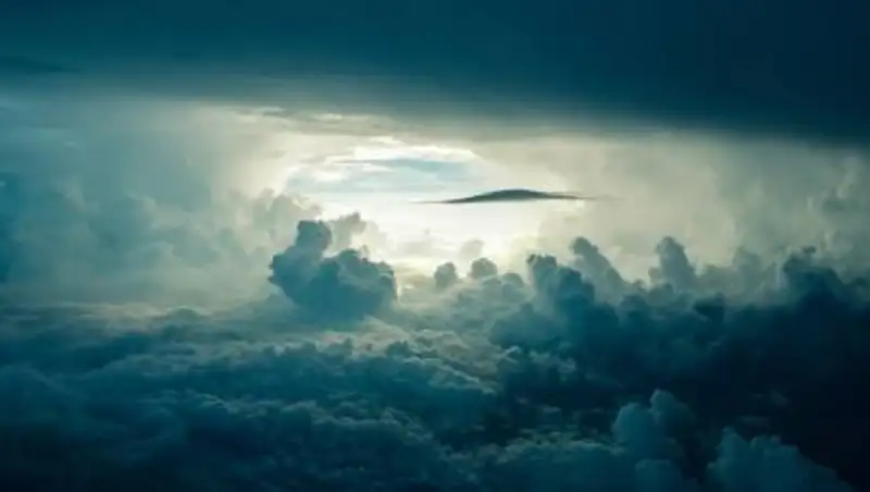 Сильный ветер, пыльная буря и град - погода на 15 июля