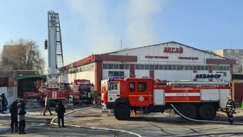 В Алматы загорелся торговый дом «Аксай»