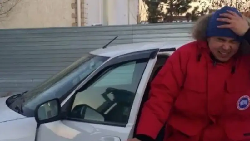 Вайнер показал, как казахстанцы здороваются на разных машинах