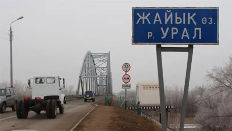 На реке Урал появились подозрительные желтые пятна