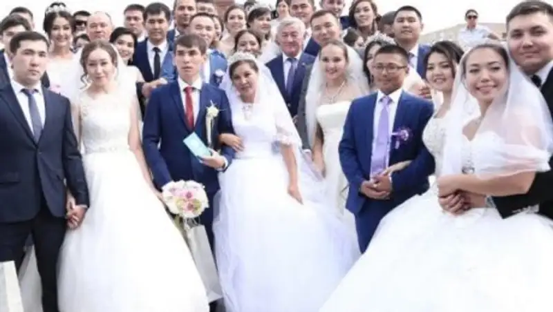 50 пар одновременно поженились в День Конституции в Актобе