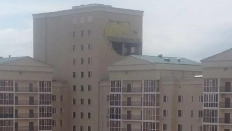 В жилом комплексе в Астане во время шторма обвалилась кирпичная стена