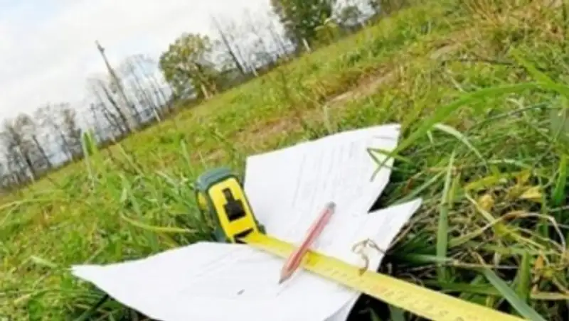 В Комитете по делам строительства разъяснили норму о выдаче земли под ИЖС