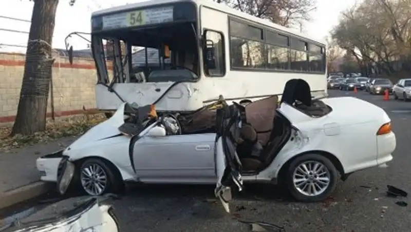 Гололед стал причиной смертельного ДТП с автобусом в Алматы