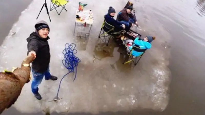 Қостанайлық қыз мұз үстінде селфи жасаймын деп суға түсіп кетті