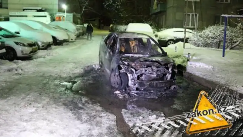 В одном из дворов Алматы дотла сгорел автомобиль