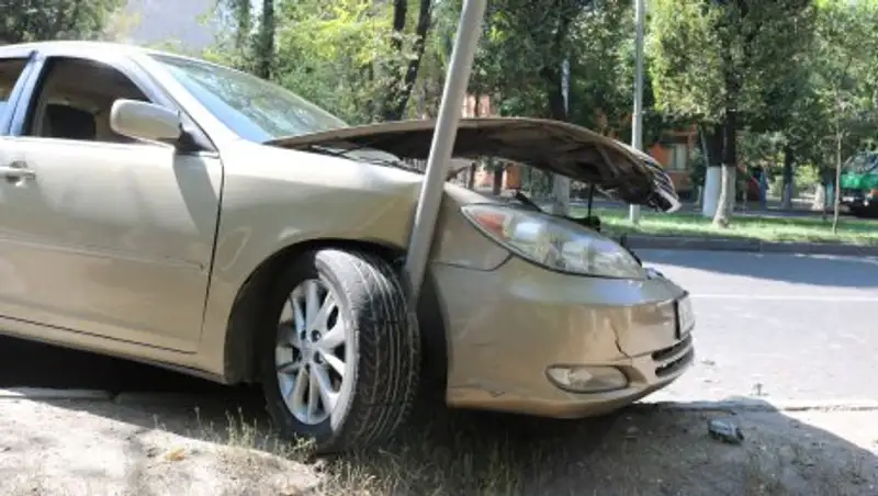 В Алматы Toyota Camry въехала в заднюю часть автобуса