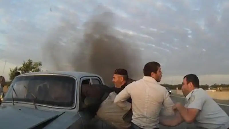 В Сеть попало душераздирающее видео, как старик спасает людей из горящей машины