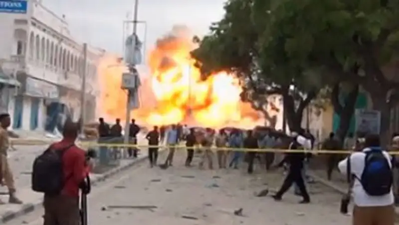 Опубликовано видео с места унесшего жизни 15 человек теракта в Сомали