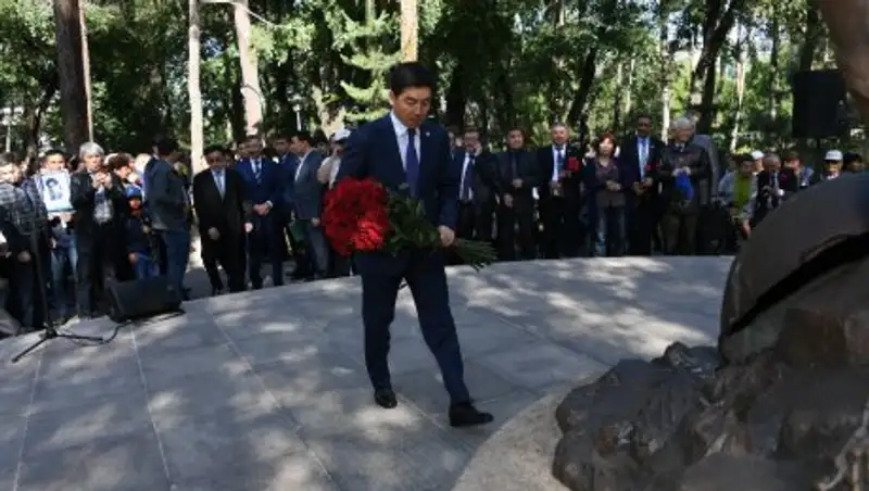 Байбек возложил цветы к памятнику жертвам голода 1931-1933 годов