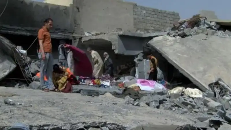 Из-под завалов разрушенного здания в Мосуле извлекли 61 тело