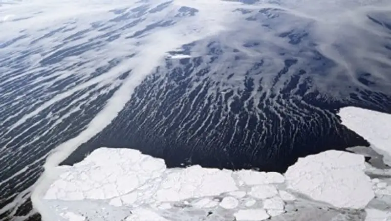 Во льдах у побережья Канады застрял паром с 209 пассажирами