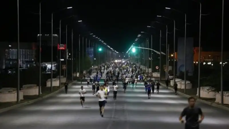 Около 2000 бегунов приняли участие в первом ночном марафоне в Атырау