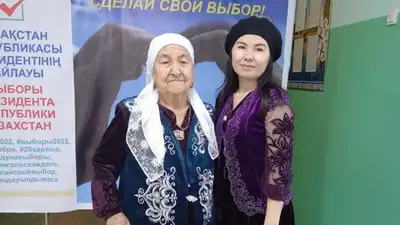 90-летняя апа – "генерал" привела на избирательный участок всю семью из 17 человек, фото - Новости Zakon.kz от 20.11.2022 17:03