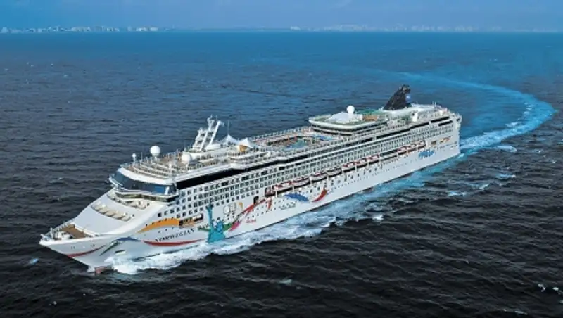 Пассажиры напоровшегося на риф круизного лайнера выкладывают фото в Интернет