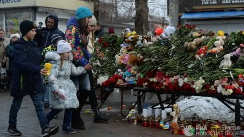 Путин возложил цветы у ТЦ в Кемерово в память о жертвах пожара