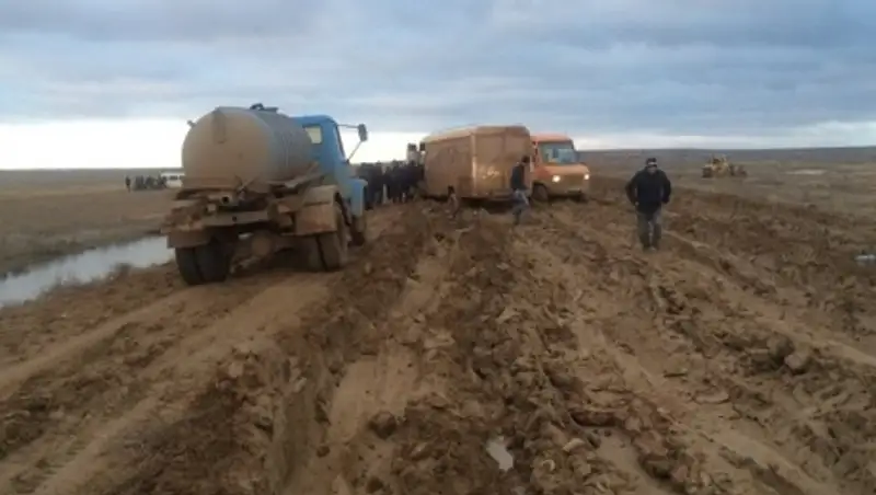 Порядка 15 машин увязли в грязи на трассе в Карагандинской области